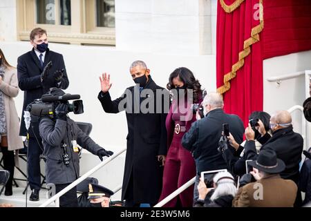 (210120) -- WASHINGTON, 20 gennaio 2021 (Xinhua) -- l'ex presidente degli Stati Uniti Barack Obama (C-L) e sua moglie Michelle Obama arrivano a partecipare alla cerimonia di inaugurazione del 46° presidente degli Stati Uniti a Washington, DC, Stati Uniti, il 20 gennaio 2021. In occasione di un insolito insediamento chiuso al pubblico a causa della pandemia ancora in corso di incoronavirus, il presidente eletto degli Stati Uniti Joe Biden è stato giurato come il 46° presidente degli Stati Uniti mercoledì sul fronte ovest del Campidoglio, che è stato violato due settimane fa da violenti manifestanti che hanno cercato di rovesciare la vittoria elettorale. (Xinhua/Liu Jie) Foto Stock