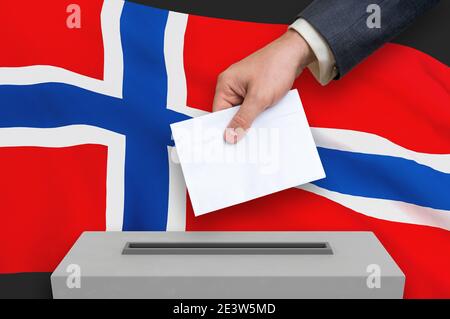 Elezioni in Norvegia - votazione alle urne. La mano dell'uomo sta mettendo il suo voto nelle urne. Illustrazione con rendering 3D. Foto Stock