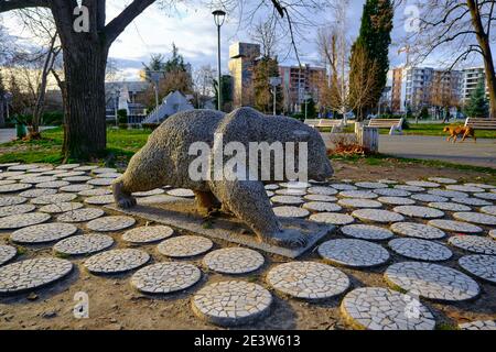 07.01.2021. Bulgaria, Kardzhali. Scultura di orso in parco aperto a Kardzali Bulgaria durante la mattina presto con il sole. Foto Stock