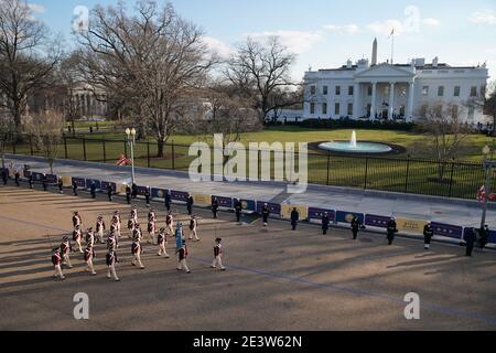 Una storica banda militare di marcia cammina su Pennsylvania Avenue durante la 59a parata presidenziale di inaugurazione a Washington, D.C., Stati Uniti, mercoledì 20 gennaio 2021. Biden proporrà un’ampia revisione dell’immigrazione il suo primo giorno di presidente, che includerà un percorso abbreviato verso la cittadinanza statunitense per i migranti non documentati - un’inversione di rotta totale rispetto alle restrizioni e ai blocchi di immigrazione di Donald Trump, ma che si trova ad affrontare i principali blocchi stradali del Congresso. Foto di al Drago/piscina/ABACAPRESS.COM Foto Stock