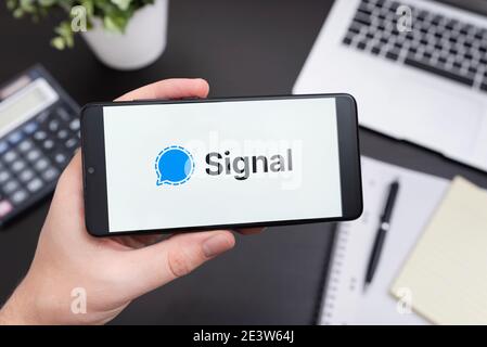 Wroclaw, Polonia - 20 GENNAIO 2021: Applicazione di segnale su smartphone con Android. Applicazione Signal scelta dagli utenti per l'informativa sulla privacy Foto Stock