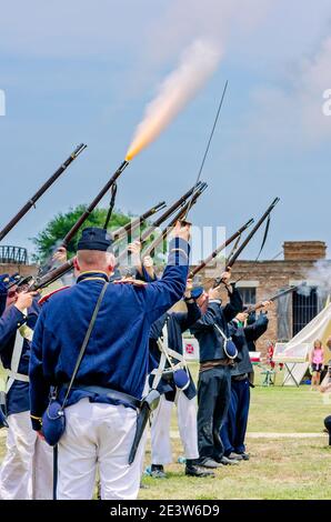 I riattori della guerra civile dell'esercito dell'Unione sparano a Fort Gaines durante una rievocazione della 150a battaglia di Mobile Bay a Dauphin Island, Alabama. Foto Stock