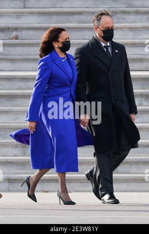 Washington, Stati Uniti. 20 gennaio 2021. Il Vice Presidente Kamala Harris e il Sig. Douglas Emhoff lasciano la cerimonia del giorno dell'inaugurazione del Presidente eletto Joe Biden e del Vice Presidente eletto Kamala Harris, tenutasi presso il Campidoglio degli Stati Uniti a Washington, DC il 20 gennaio 2021. Il presidente eletto Joe Biden diventa il 46° presidente degli Stati Uniti a mezzogiorno del giorno dell'inaugurazione. (Foto di Anthony Behar/Sipa USA) Credit: Sipa USA/Alamy Live News Foto Stock