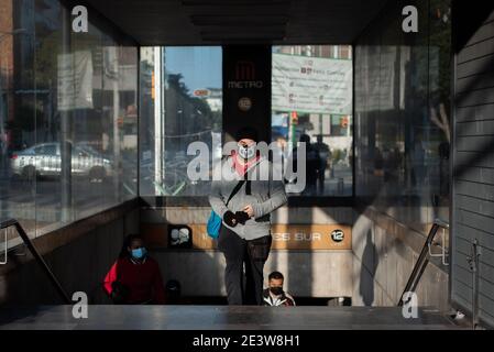 Un uomo che indossa una maschera protettiva grazie al COVID-19 Pandemic esce da una stazione della metropolitana di Città del Messico Foto Stock