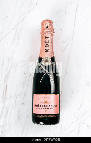 PARIGI, FRANCIA - 20 GENNAIO 2021: Bottiglia di champagne Moet Chandon Foto Stock