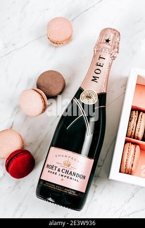 PARIGI, FRANCIA - 20 GENNAIO 2021: Bottiglia di champagne Moet Chandon Foto Stock