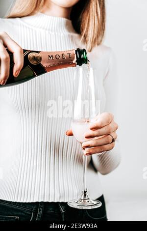 PARIGI, FRANCIA - 20 GENNAIO 2021: Bottiglia di champagne Moet Chandon Foto Stock