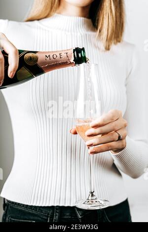 PARIGI, FRANCIA - 20 GENNAIO 2021: Bottiglia di champagne Moet Chandon Foto Stock
