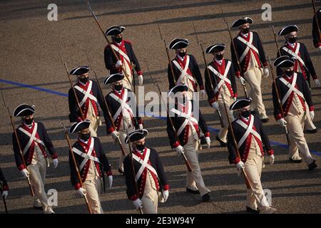 Washington, DC. 20 gennaio, 2021.Washington, DC, Stati Uniti. 20 gennaio 2021. Una storica banda militare di marcia cammina su Pennsylvania Avenue durante la 59a parata presidenziale di inaugurazione a Washington, DC, Stati Uniti, mercoledì 20 gennaio 2021. Biden proporrà un’ampia revisione dell’immigrazione il suo primo giorno di presidente, che includerà un percorso abbreviato verso la cittadinanza statunitense per i migranti non documentati - un’inversione di rotta totale rispetto alle restrizioni e ai blocchi di immigrazione di Donald Trump, ma che si trova ad affrontare i principali blocchi stradali del Congresso. Credit: dpa Picture Alliance/Alamy Live News Foto Stock