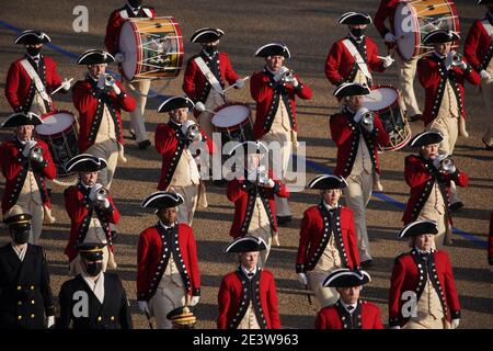 Washington, DC. 20 gennaio, 2021.Washington, DC, Stati Uniti. 20 gennaio 2021. Una storica banda militare di marcia cammina su Pennsylvania Avenue durante la 59a parata presidenziale di inaugurazione a Washington, DC, Stati Uniti, mercoledì 20 gennaio 2021. Biden proporrà un’ampia revisione dell’immigrazione il suo primo giorno di presidente, che includerà un percorso abbreviato verso la cittadinanza statunitense per i migranti non documentati - un’inversione di rotta totale rispetto alle restrizioni e ai blocchi di immigrazione di Donald Trump, ma che si trova ad affrontare i principali blocchi stradali del Congresso. Credit: dpa Picture Alliance/Alamy Live News Foto Stock