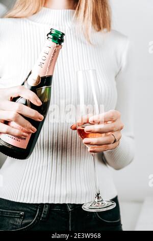 PARIGI, FRANCIA - 20 GENNAIO 2021: Bottiglia di champagne Moet Chandon Foto Stock