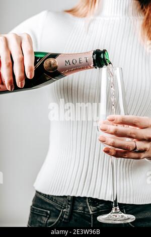 PARIGI, FRANCIA - 20 GENNAIO 2021: Bottiglia di champagne Moet Chandon Foto Stock