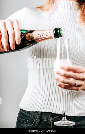 PARIGI, FRANCIA - 20 GENNAIO 2021: Bottiglia di champagne Moet Chandon Foto Stock