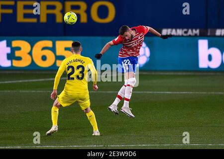 Villarreal, Spagna. 20 gennaio 2021. VILLARREAL, SPAGNA - 20 GENNAIO: Moi Gomez di Villarreal CF, Domingos Duarte di Granada durante la Liga Santander match tra Villarreal CF e Granada CF all'Estadio de la Ceramica il 20 gennaio 2021 a Villarreal, Spagna (Foto di Pablo Morano/Orange Pictures/Alamy Live News) Foto Stock