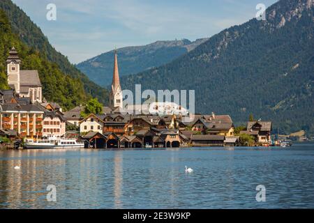 Classic Village Viewpoint Postcard Angle, Chiesa parrocchiale evangelica di Hallstatt, paesaggi austriaci Foto Stock