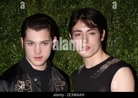 Peter Brent, Jr.e Harry Brent, figli di Stephanie Seymour e Peter M. Brent partecipano alla decima cena annuale degli artisti del Festival del Cinema CHANEL Tribeca al Balthazar Restaurant di New York il 20 aprile 2015. Foto: Henry McGee/MediaPunch Foto Stock