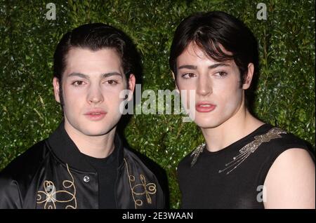 Peter Brent, Jr.e Harry Brent, figli di Stephanie Seymour e Peter M. Brent partecipano alla decima cena annuale degli artisti del Festival del Cinema CHANEL Tribeca al Balthazar Restaurant di New York il 20 aprile 2015. Foto: Henry McGee/MediaPunch Foto Stock