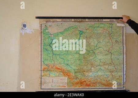 Kardzali. Bulgaria. 06.01.2021. Interni abbandonati e brownfield in Bulgaria vecchia scuola di stile sovietico. Materiale della vecchia scuola, mappa del mondo all'interno Foto Stock