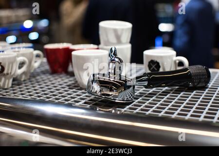 Portafiltro per macchina da caffè. Dettagli precisi sul portafiltro di una macchina da caffè espresso commerciale Foto Stock