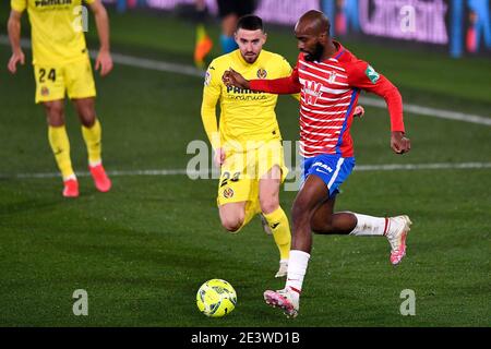 Villarreal, Spagna. 20 gennaio 2021. VILLARREAL, SPAGNA - GENNAIO 20: Moi Gomez di Villarreal CF, Dimitri Foulquier di Granada durante la partita la Liga Santander tra Villarreal CF e Granada CF all'Estadio de la Ceramica il 20 Gennaio 2021 a Villarreal, Spagna (Foto di Pablo Morano/Orange Pictures/Alamy Live News) Foto Stock