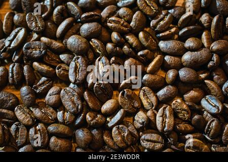 Primo piano colore marrone caffè chicchi di fondo consistenza Foto Stock