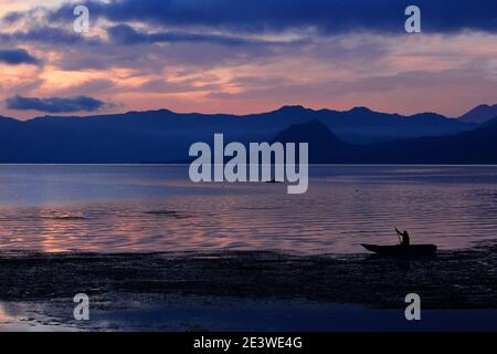 Primi pescatori di uccelli nel lago Atitlan Foto Stock