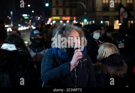 Varsavia, Varsavia, Polonia. 20 gennaio 2021. MARTA LEMPART, uno dei Strajk Kobiet (Women's Strike) pro-Choice si rivolge alla folla durante una protesta anti-governo il 20 gennaio 2021 a Varsavia, Polonia. Centinaia di manifestanti provenienti da diversi gruppi sociali ed economici hanno preso le strade in una manifestazione anti-governativa. Imprenditori e tassisti hanno dimostrato contro la mancanza di sostegno economico e di blocco in corso, mentre Strajk Kobiet (All-Poland's Women Strike) si è Unito ad anarchici e collectives di sinistra nella protesta in corso contro la sentenza della tribuna costituzionale Foto Stock