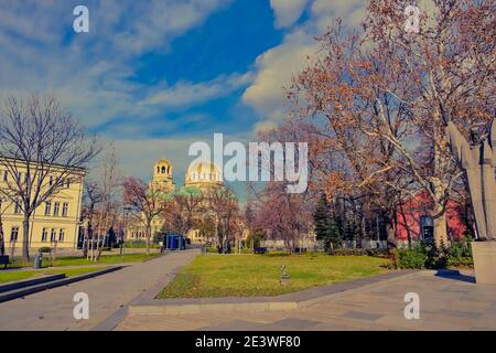 Parco a Sofia e Alexander Nevsky Cattedrale vista dal parco. Bulgaria. Sofia. 06.01.2021. Foto Stock