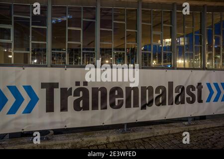 Il lato dell'ex valico di frontiera tra Berlino Est e Berlino Ovest alla stazione di Friedrichstraße, Berlino 2020. Foto Stock