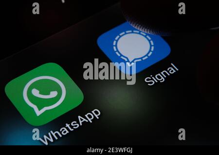 App Signal e WhatsApp e un dito sfocato sopra di esse. Le app che cambiano popolarità negli Stati Uniti a causa di secu Foto Stock