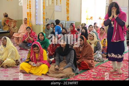 Beawar, India. 20 gennaio 2021. I devoti offrono preghiere in occasione del 355° anniversario della nascita del 10° Sikh Guru Gobind Singh ad un santo gurudwara a Beawar. (Foto di Sumit Saraswat/Pacific Press) Credit: Pacific Press Media Production Corp./Alamy Live News Foto Stock