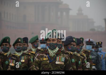 Nuova Delhi, India. 20 gennaio 2021. I soldati del Bangladesh partecipano a una prova per la prossima Parata del giorno della Repubblica a Nuova Delhi. (Foto di Ishant Chauhan/Pacific Press) Credit: Pacific Press Media Production Corp./Alamy Live News Foto Stock