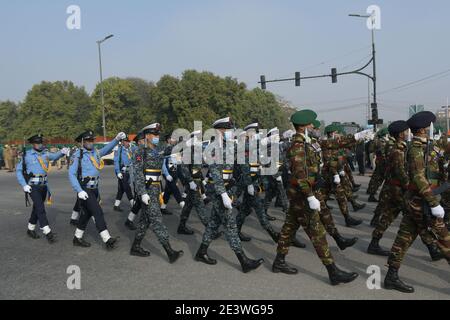 Nuova Delhi, India. 20 gennaio 2021. I soldati del Bangladesh partecipano a una prova per la prossima Parata del giorno della Repubblica a Nuova Delhi. (Foto di Ishant Chauhan/Pacific Press) Credit: Pacific Press Media Production Corp./Alamy Live News Foto Stock