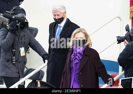 Washington, Stati Uniti. 20 gennaio 2021. Bill e Hillary Clinton durante la cerimonia del giorno dell'inaugurazione del Presidente eletto Joe Biden e del Vice Presidente eletto Kamala Harris, tenutasi presso il Campidoglio degli Stati Uniti a Washington, DC il 20 gennaio 2021. Il presidente eletto Joe Biden diventa il 46° presidente degli Stati Uniti a mezzogiorno del giorno dell'inaugurazione. (Foto di Oliver Contreras/Sipa USA) Credit: Sipa USA/Alamy Live News Foto Stock