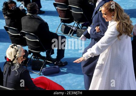 20 gennaio 2021, Washington, District of Columbia, USA: Jennifer Lopez saluta Lady Gaga dopo aver suonato durante l'inaugurazione di Joe Biden come 46esimo presidente degli Stati Uniti sul fronte ovest del Campidoglio degli Stati Uniti a Washington, USA, 20 gennaio 2021. (Immagine di credito: © Jonathan Ernst/CNP tramite ZUMA Wire) Foto Stock