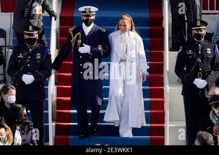 20 gennaio 2021, Washington, District of Columbia, USA: Jennifer Lopez arriva a cantare durante la 59a inaugurazione presidenziale al Campidoglio degli Stati Uniti a Washington, mercoledì 20 gennaio 2021 (Credit Image: © Patrick Semansky - Pool Via CNP/CNP via ZUMA Wire) Foto Stock
