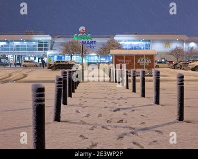 Neve inaspettata e imprevista nel Regno Unito da Storm Christoph, Manchester, Trafford Park, Trafford Centre, Asda Foto Stock