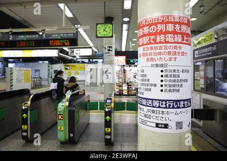 Tokyo, Giappone. 20 gennaio 2021. Un avviso informa i passeggeri di una riduzione del numero di servizi ferroviari vicino a mezzanotte a causa dello stato di emergenza del coronavirus alla stazione di Tokyo, Giappone, il 20 gennaio 2021. Credit: Naoki Morita/AFLO/Alamy Live News Foto Stock