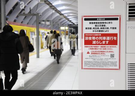 Tokyo, Giappone. 20 gennaio 2021. Un avviso informa i passeggeri di una riduzione del numero di servizi ferroviari vicino a mezzanotte a causa dello stato di emergenza del coronavirus alla stazione di Tokyo, Giappone, il 20 gennaio 2021. Credit: Naoki Morita/AFLO/Alamy Live News Foto Stock