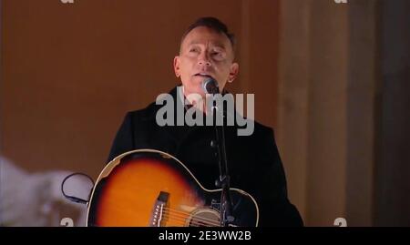 Bruce Springsteen si esibisce durante "Celebrating America", un programma di benvenuto per dare il benvenuto a una nuova era di leadership in occasione dell'inaugurazione di Joe Biden come presidente degli Stati Uniti e Kamala Harris come vice presidente degli Stati Uniti il 20 gennaio 2021.Credit: Biden Inaugural Committee via CNP /MediaPunch Foto Stock