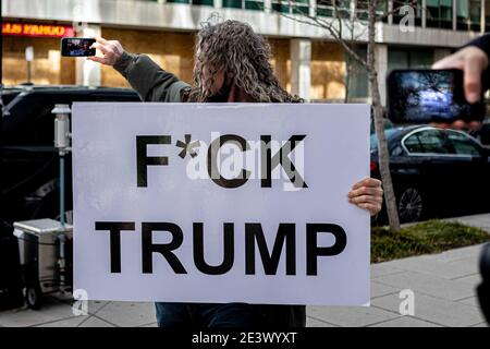 Washington DC, Stati Uniti. 20 gennaio 2021. (NOTA PER I REDATTORI: Image contains profanity) il campidoglio degli Stati Uniti è stato sotto blocco militare per l'inaugurazione di Joe Biden, il 46 ° presidente degli Stati Uniti. (Foto di Michael Nigro/Pacific Press) Credit: Pacific Press Media Production Corp./Alamy Live News Foto Stock