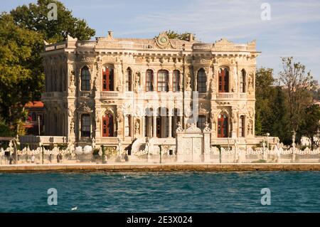 Vista dalle acque dello stretto di Bosforo sul Palazzo Kucuksu, uno storico palazzo neobarocco costruito come residenza estiva per i sultani ottomani Foto Stock