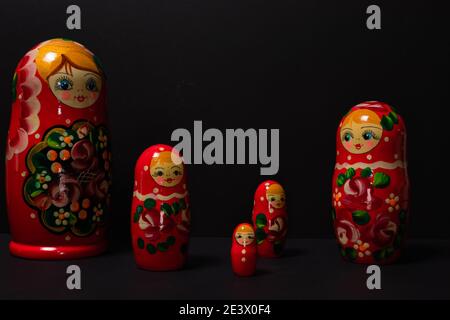 Set di cinque bambole di nidificazione russa matryoshka con sfondo nero. Foto Stock