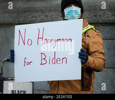 Boston Common, Boston Massachusetts, USA, 20 gennaio 2021: Meno di 100 persone della sinistra politica si sono riunite al Parkman Bandstand sul Boston Common in una manifestazione pacifica che hanno chiamato "No Honeymoon for Biden" il giorno dell'inaugurazione. Credit: Chuck Nacke / Alamy Live News Foto Stock