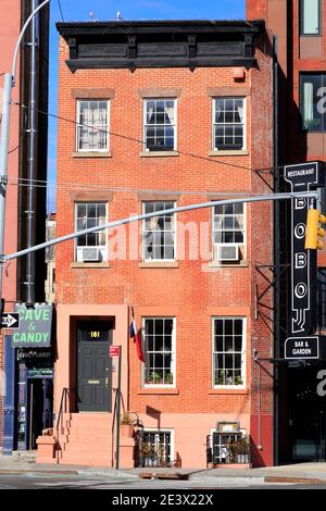 Bobo, 181 West 10th St, New York, New York. Esterno di un ristorante francese al piano terra di una casa cittadina di Greenwich Village a Manhattan. Foto Stock