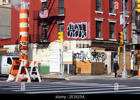 Un angolo di strada vicino a Peter Cooper Village a New York, NY (18 gennaio 2021) Foto Stock