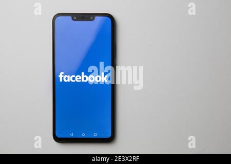 Kuala Lumpur, Malesia - 23 luglio 2019: Smartphone con logo Facebook su sfondo bianco Foto Stock