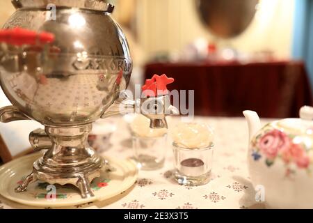 Vista del vecchio samovar russo sul tavolo Foto Stock