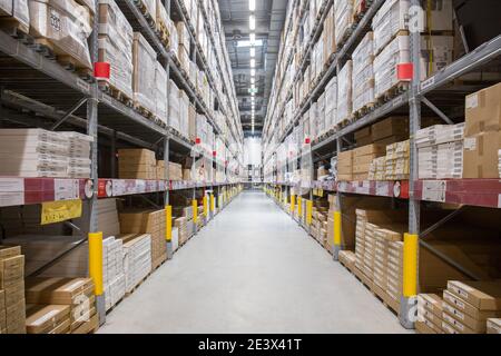 Righe di ripiani con merci caselle nella moderna industria magazzino store presso la fabbrica del magazzino di stoccaggio Foto Stock