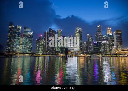 I grattacieli del quartiere centrale degli affari di Singapore si avvicinano di notte Foto Stock